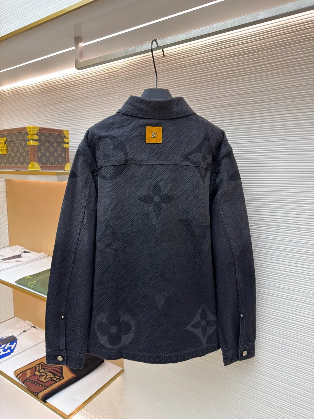 LOUIS VUITTON gradient letter denim jacket ●Authentic product: purchased and developed by 25248 ●Item number: 1680831-B95 ●Fabric: denim fabric ●Technology: Tie-dye process ●Version: fitted version ●Weight: about 1185 grams ●Size: 46-48-50-52 ●Description: The tie-dye process interprets the dreamlike colors of the Northern Lights. It is not only fashionable and versatile, but also enhances the aura and becomes the focus of attention. It can be matched with the same style to create a fashionable look and control various occasions.